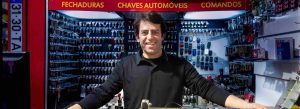 O Marco é o responsável pela Loja das Chaves, tendo muita experiência em chavves automóveis